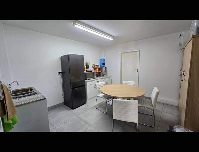820M² WAREHOUSE TO LET IN SPARTAN